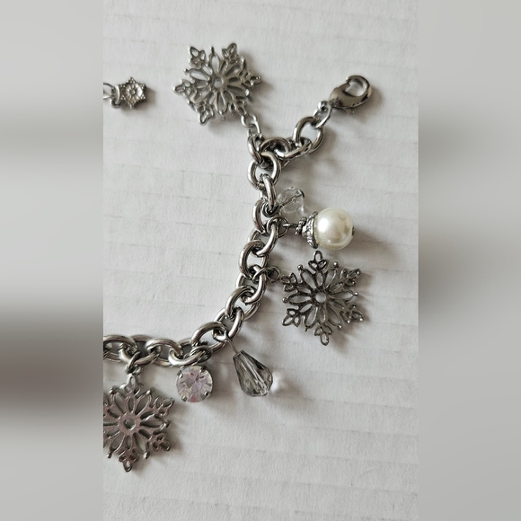 Avon Winter‎ Wonderland Snowflake Silvertone Bracelet - Picture 3 of 4